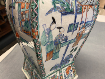 Un vase en porcelaine de Chine doucai &agrave; d&eacute;cor d'une sc&egrave;ne du 'Xi Xiang Ji', Qianlong/Jiaqing